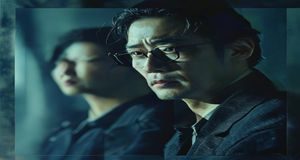 李采潭主演悬疑惊悚影片剧照，暗调光线下角色表情凝重，氛围紧张
