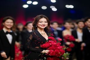 李采潭出席韩国影视颁奖典礼，红毯造型优雅大方，笑容自然亲切