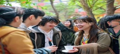 李采潭参与公益活动现场，与粉丝亲切互动，笑容温暖自然
