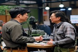 李采潭拍摄现场工作照，与导演交流剧本，专业投入的工作状态